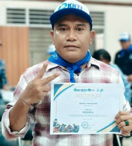 Bisa bantu buatkan caption di berita itu."Ketua KNTI Bintan Saat mengikuti Acara Akademis Kepemimpinan di jakarta.